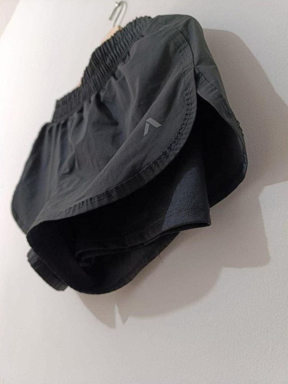 Lightweight and comfortable black athletic size M
